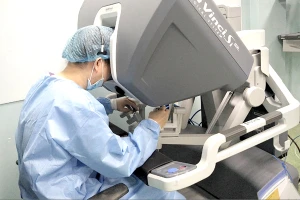 Bác sĩ BV Bình Dân đang thao tác robot Da Vinci tại bàn điều khiển để phẫu thuật một bệnh nhân. Ảnh: TRẦN NGỌC