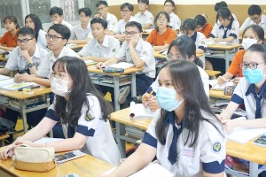 Tránh dịch, trường học thay đổi lịch kiểm tra ngay trong đêm