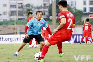 HLV Lee Young-jin sẽ đứng ra chỉ đạo thay ông Park đối đầu với HLV Van Marwijk. Ảnh: VFF