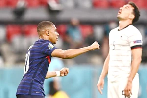 Đức đã đến lúc không thể đứng yên cho đối thủ đấm mãi được nữa. Ảnh: GETTY IMAGES 