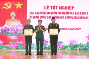 Đại tá Nguyễn Như Thắng, Phó Hiệu trưởng đào tạo nhà trường, trao giấy khen cho học viên tiêu biểu của khóa học. Ảnh: CT