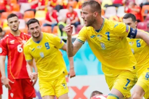 Bộ đôi Yarmolenko - Yaremchuk của Ukraina rất nhạy với những tình huống ghi bàn. Ảnh: UEFA