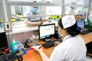 Người dân đến đăng ký khám chữa bệnh tại BV Nhân dân Gia Định. Ảnh: NGUYỄN HIỀN