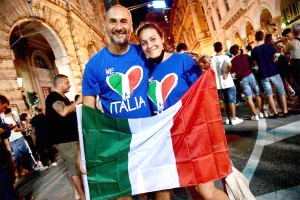 Cổ động viên Ý sẵn sàng nhập cuộc với tỉ lệ 1.000 chọi 60.000 tại sân Wembley. Ảnh: GETTY IMAGES 