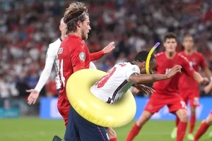 Báo quốc tế hài hước và châm biếm cho rằng Sterling với cú ngã điệu nghệ đấy nên đổi sang môn nhảy cầu. Ảnh: GETTY IMAGES 