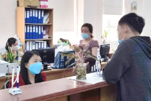 Người dân đến liên hệ Cơ quan BHXH TP.HCM lúc dịch bệnh chưa bùng phát tại TP.HCM. Ảnh: NGUYỄN HIỀN