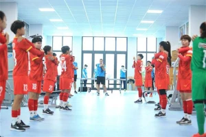 Buổi tập đầu của đội tuyển nữ Việt Nam với chuyên gia thể lực Christian Roger. Ảnh: CTV