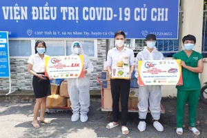 Chung tay hướng về y, bác sĩ tuyến đầu chống dịch