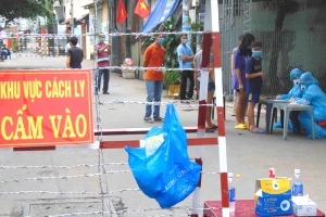 Cơ quan y tế lấy mẫu xét nghiệm những người trong khu vực phong tỏa trên địa bàn phường Đông Hưng Thuận, quận 12. Ảnh: TRẦN NGỌC