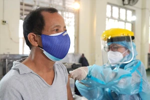 Người cao tuổi, nhiều bệnh nền ở TP.HCM được tiêm vaccine