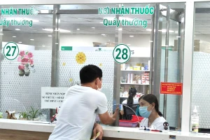 Người dân đến khám chữa bệnh tại BV Quân y 175. Ảnh: NGUYỄN HIỀN