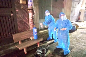 Tình nguyện viên của ATM ôxy vận chuyển bình ôxy đến tận nhà bệnh nhân vào đêm tối. Ảnh: NL