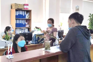 Người dân đến liên hệ làm việc tại Bảo hiểm xã hội TP.HCM. Ảnh: NGUYỄN HIỀN