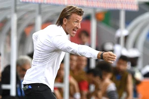 HLV Herve Renard bị người hâm mộ chỉ trích vì chọn sân hên nhưng chỉ có 25.000 khán giả. Ảnh: GETTY IMAGES 