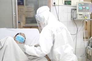 Bác sĩ BV điều trị COVID-19 đang chăm sóc cho bệnh nhân. Ảnh: HL