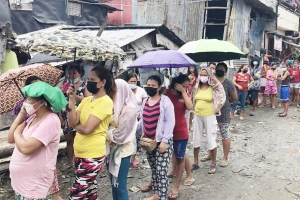 Người dân xếp hàng chờ được nhận thức ăn miễn phí từ bếp ăn cộng đồng ở TP Manila (Philippines). Ảnh: CNN