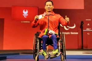 Lê Văn Công nhận huy chương bạc sau hơn nửa năm khổ luyện và vượt qua những đau đớn về thể xác. Ảnh: TRỌNG HẢI