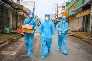 Bác sĩ quân y cấp cứu F0 ở phường đông dân nhất TP.HCM