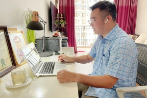 TS Lê Minh Công đang tư vấn online cho các bệnh nhân trong dự án “Chăm sóc sức khỏe tâm thần trong đại dịch”. Ảnh: NVCC