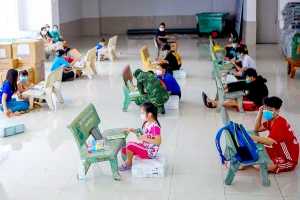 Lớp học dã chiến cho trẻ em vùng xanh