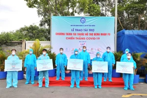 Doanh nhân làm shipper đi trao túi thuốc cho F0