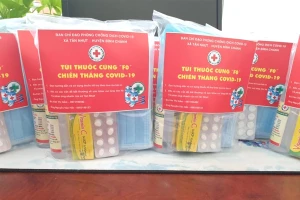 Túi thuốc phát cho F0 tại xã Tân Nhựt, huyện Bình Chánh, TP.HCM. Ảnh: C.VÂN