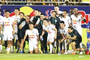 Bầu Đức: ‘Mới đá nửa đường, mắc gì phải có đội vô địch’