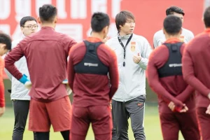 HLV Li Tie chỉ trích cầu thủ mình chấn thương từ trong tư tưởng. Ảnh: XINHUA