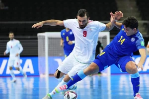 Kazakhstan (phải) lội ngược dòng trước Iran tạo nên kỳ tích và sự thú vị ở bán kết futsal. Ảnh: AFC