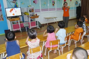 Phụ huynh cần hướng dẫn trẻ thường xuyên rửa tay với xà phòng hoặc dung dịch sát khuẩn. Ảnh: H.HG