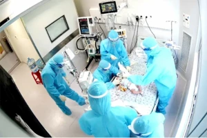 Cha mẹ nóng lòng mong con nhỏ được tiêm vaccine COVID-19