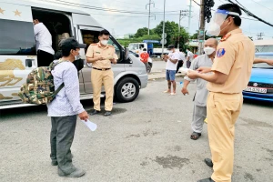 Ca sĩ Thái Thùy Linh tâm tình việc giúp bà con về quê