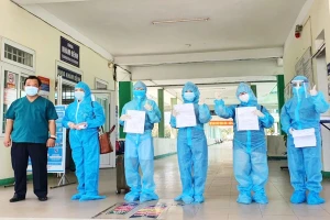 Quy định mới không bắt buộc phải xét nghiệm RT-PCR hai lần liên tiếp trước khi xuất viện. Ảnh: TÂM AN