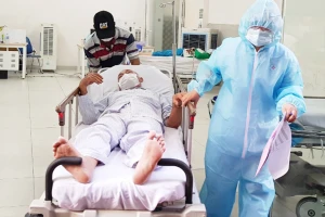 Dịch COVID-19: Bệnh viện sàng lọc nhiều bước để bệnh nhân an toàn