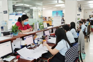 Người dân đến liên hệ tại cơ quan Bảo hiểm xã hội TP.HCM. Ảnh: NGUYỄN HIỀN