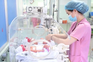 Mẹ song thai không tiêm vaccine suýt chết vì nhiễm COVID-19 