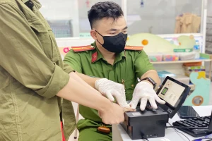 Công an TP.HCM làm đến đêm, cấp CCCD cho người dân