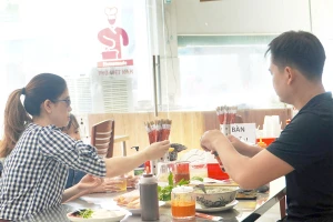 Quán ăn được mở nhưng kẹt vốn, thiếu người làm