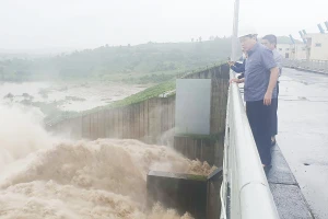 Ông Trần Hữu Thế, Chủ tịch UBND tỉnh Phú Yên, kiểm tra xả lũ tại Nhà máy thủy điện Sông Ba Hạ chiều 30-11. Ảnh: TẤN LỘC