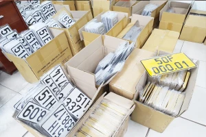 Người dân nên thực hiện đổi biển số màu vàng trước ngày 31-12-2021 để tránh bị phạt. Ảnh: THY NHUNG