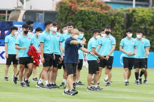 Những buổi tập khép kín trước trận gặp Lào và thầy Park luôn động viên cầu thủ phải vượt qua khó khăn. Ảnh: VFF
