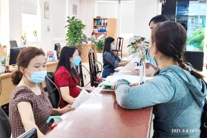 Các khoản thu nhập như tiền thưởng, tiền hỗ trợ xăng xe, điện thoại sẽ không được tính vào tiền lương để đóng BHXH. Ảnh: NGUYỄN HIỀN