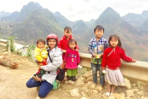 Nghiện việc thiện vì nụ cười của em bé vùng cao