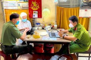 Công an đến tận nhà làm CCCD cho người lớn tuổi