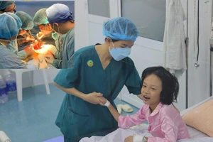 Bé gái mơ thấy cha lấy “tiên đan” cứu mình