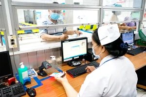 Người dân đến đăng ký khám chữa bệnh tại BV Nhân dân Gia Định. Ảnh: NGUYỄN HIỀN