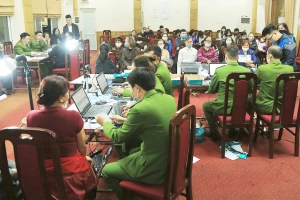 Công an Hà Nội làm thủ tục cấp CCCD gắn chip cho người dân.