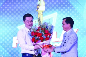 Phó Chủ tịch VFF Cao Văn Chóng (trái) và Trưởng ban tổ chức giải Fair Play 2021, Phó TBT Nguyễn Đức Hiển. Ảnh: HOÀNG GIANG