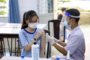 Học sinh tại TP.HCM tiêm vaccine ngừa COVID-19. Ảnh: NGUYỆT NHI