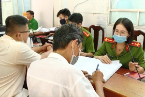 Nếu chỗ ở mới trong phạm vi cấp xã đã đăng ký thường trú thì không bắt buộc phải đăng ký tạm trú. Ảnh: NGUYỄN TÂN